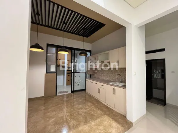 image RUMAH MEWAH 2 LANTAI JAJAR DENGAN BALKON LUAS & AREA CARPORT & GARASI YANG LUAS (3)