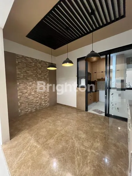 image RUMAH MEWAH 2 LANTAI JAJAR DENGAN BALKON LUAS & AREA CARPORT & GARASI YANG LUAS (4)