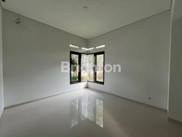 image RUMAH MEWAH 2 LANTAI JAJAR DENGAN BALKON LUAS & AREA CARPORT & GARASI YANG LUAS (5)