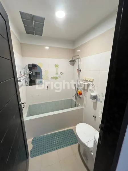 image RUMAH MEWAH 2 LANTAI JAJAR DENGAN BALKON LUAS & AREA CARPORT & GARASI YANG LUAS (7)