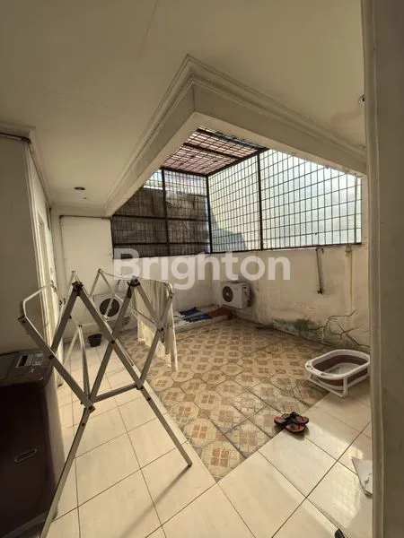 image DIJUAL RUMAH 3 LANTAI FURNISH SIAP HUNI AMAN, TENANG, NYAMAN, STS SUNTER (7)