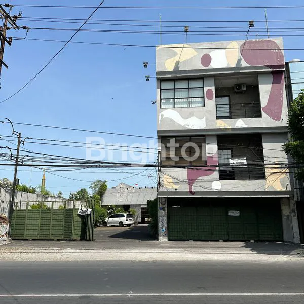 GEDUNG USAHA EX RESTO RUNGKUT INDUSTRI LUAS 1800 (18X55) PARKIR LUAS, SEMI FURNISHED SIAP PAKAI