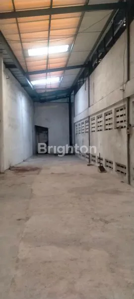 image DISEWAKAN GUDANG  SELUAS 700M2  LOKASI PINGGIR JALAN DI JALAN MASJID , CIRACAS JAKARTA TIMUR (5)