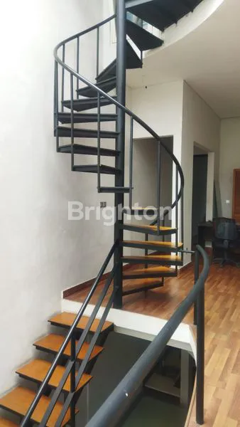 image TIGA RUMAH TINGGAL DALAM SATU LAHAN DESAIN UNIK DI CILANDAK (2)
