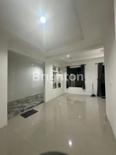 image DI JUAL SEGERA RUMAH MEWAH 3LANTAI DI JALAN BUKIT INTAN GOLF ,SENTUL SELATAN (3)