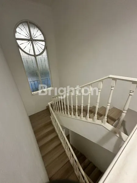 DI JUAL SEGERA RUMAH MEWAH 3LANTAI DI JALAN BUKIT INTAN GOLF ,SENTUL SELATAN