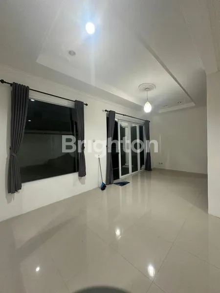 image DI JUAL SEGERA RUMAH MEWAH 3LANTAI DI JALAN BUKIT INTAN GOLF ,SENTUL SELATAN (8)