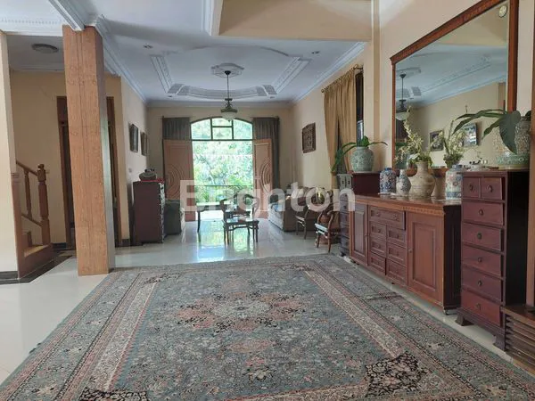 RUMAH MEWAH 2 LANTAI POSISI HOOK SIAP HUNI LOKASI STRATEGIS DEKAT FASILITAS PENDIDIKAN, KESEHATAN, BELANJA, TRANSPORTASI UMUM DAN TOL DIPONDOK MELATI BEKASI