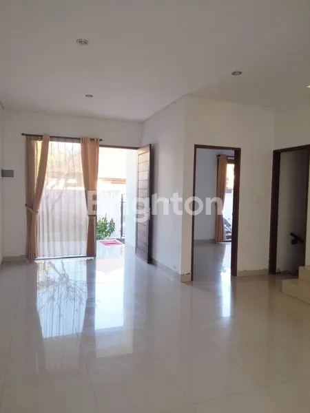 image RUMAH POSISI STRATEGIS DI TENGAH KOTA  DENGAN SARANA PENDIDIKAN , PERKANTORAN DAN PUSAT PERBELANJAAN LENGKAP! (2)