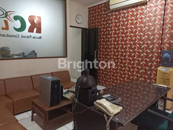image RUKO 3 LANTAI SUDAH RENOVASI SIAP PAKAI UNTUK USAHA ATAU KANTOR (4)