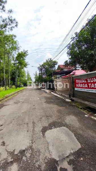 image RUMAH NYAMAN DENGAN 5 KAMAR TIDUR DENGAN LUAS TANAH240 M2 & LUAS BANGUNAN 180 M2 (8)