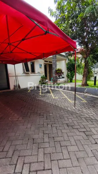 RUMAH NYAMAN DENGAN 5 KAMAR TIDUR DENGAN LUAS TANAH240 M2 & LUAS BANGUNAN 180 M2