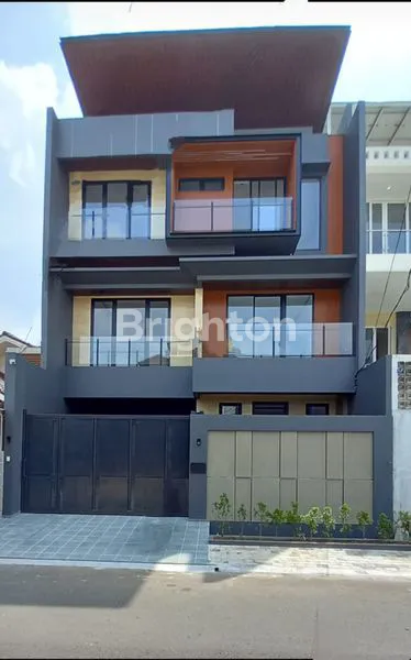 RUMAH 4 LANTAI DI PURI INDAH, JAKARTA BARAT