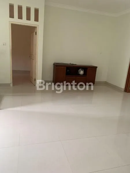 image RUMAH MEWAH 2 LANTAI BEVERLY GARDEN - ONE GATE SYSTEM (3)