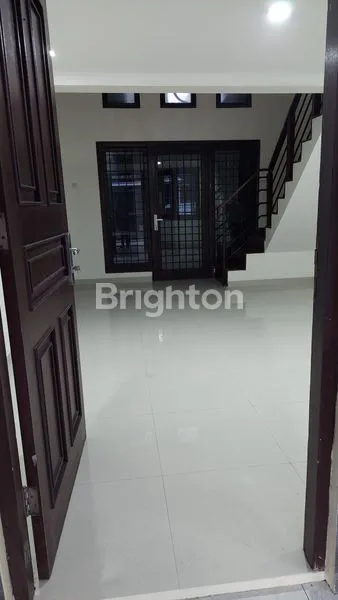 image RUMAH MEWAH 1.5 LANTAI DI KBP, SEMI-FURNISHED, SHM, SIAP HUNI (3)