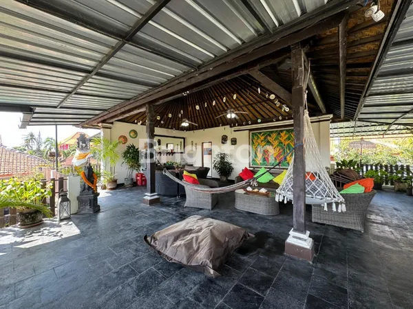 image DIJUAL RUMAH KLASIK 3 LANTAI POSISI HOOK DENGAN ROOFTOP DI KUTA DEKAT BANDARA (6)