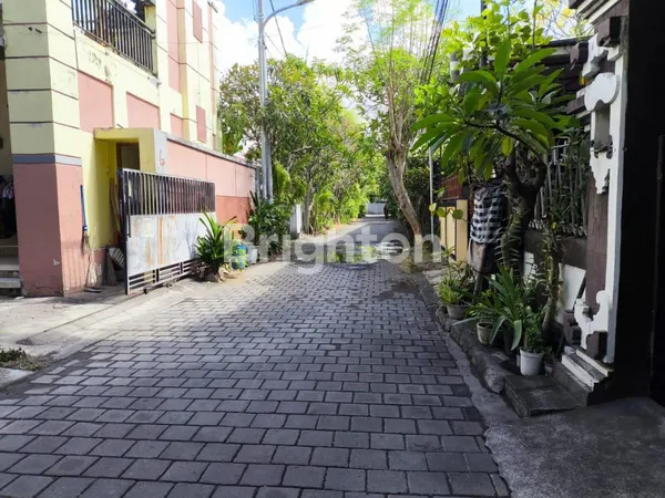 image DIJUAL RUMAH KLASIK 3 LANTAI POSISI HOOK DENGAN ROOFTOP DI KUTA DEKAT BANDARA (7)