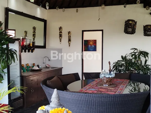 image DIJUAL RUMAH KLASIK 3 LANTAI POSISI HOOK DENGAN ROOFTOP DI KUTA DEKAT BANDARA (8)