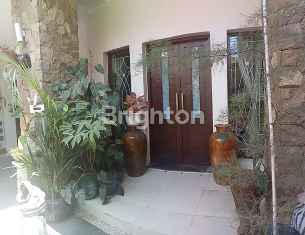 image RUMAH MEWAH 2 LANTAI DI RENON - 500M² DENGAN KOLAM RENANG PREMIUM (3)