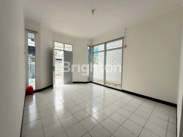 image RUMAH SIAP HUNI KONDISI TERAWAT 2 LANTAI TAMAN RATU JAKARTA BARAT (1)