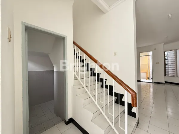 image RUMAH SIAP HUNI KONDISI TERAWAT 2 LANTAI TAMAN RATU JAKARTA BARAT (2)