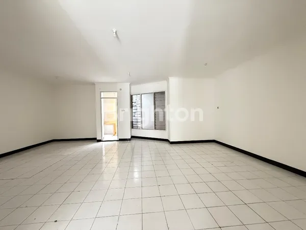 image RUMAH SIAP HUNI KONDISI TERAWAT 2 LANTAI TAMAN RATU JAKARTA BARAT (3)