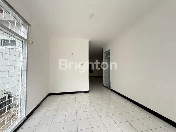 image RUMAH SIAP HUNI KONDISI TERAWAT 2 LANTAI TAMAN RATU JAKARTA BARAT (4)