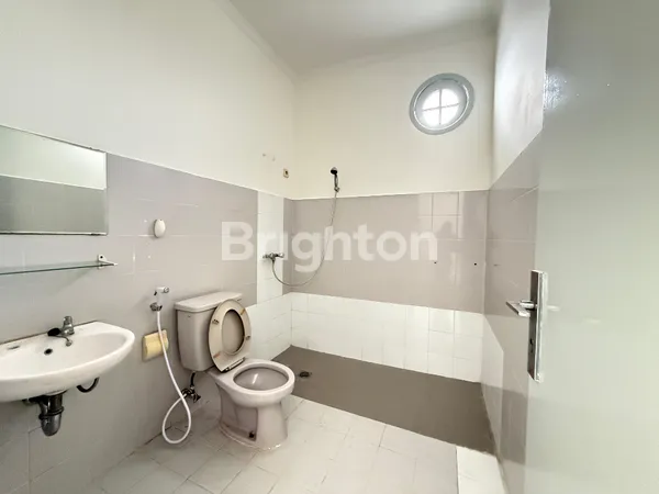 image RUMAH SIAP HUNI KONDISI TERAWAT 2 LANTAI TAMAN RATU JAKARTA BARAT (7)