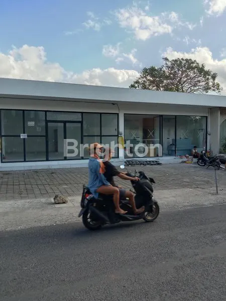 image TOKOH STRATEGIS DI JALAN UTAMA PANTAI SULUBAN (3)