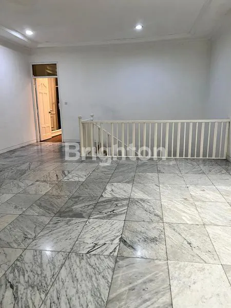 image RUMAH STRATEGIS PINGGIR JALAN , 2 LANTAI , COCOK UNTUK TINGGAL DAN USAHA, TANJUNG DUREN, JAKARTA BARAT  (6)