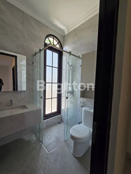 image RUMAH MEWAH HOOK 3 LANTAI AMERICAN CLASSIC DI VANYA PARK BSD (2)