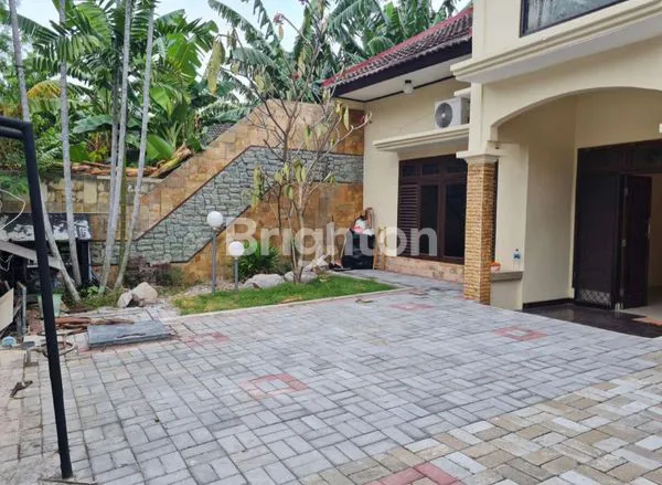 image RUMAH MEWAH DI SEMARANG INDAH (2)