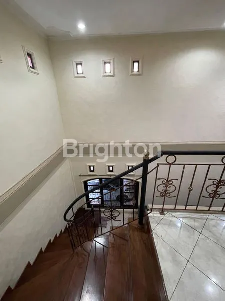 image RUMAH MEWAH 2 LANTAI DEKAT LIVING WORLD DENPASAR (2)