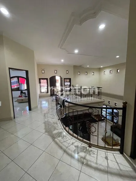 image RUMAH MEWAH 2 LANTAI DEKAT LIVING WORLD DENPASAR (8)