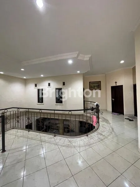 image RUMAH MEWAH 2 LANTAI DEKAT LIVING WORLD DENPASAR (5)