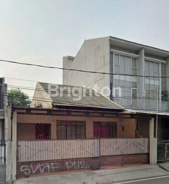 RUMAH DI PINGGIR JALAN UTAMA DI BINTARO, JAKARTA SELATAN. COCOK UNTUK USAHA.