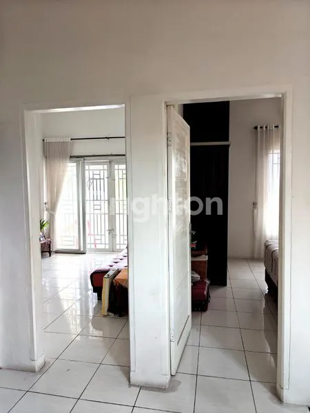 image DI JUAL RUMAH BAGUS - THE GRAND MENTENG INDAH - LEBAR 8 METER - FULL FURNISHED - KONDISI BAGUS TERAWAT - TITIK LOKASI PREMIUM (5)