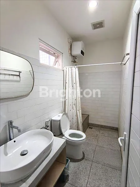 image DI JUAL RUMAH BAGUS - THE GRAND MENTENG INDAH - LEBAR 8 METER - FULL FURNISHED - KONDISI BAGUS TERAWAT - TITIK LOKASI PREMIUM (4)
