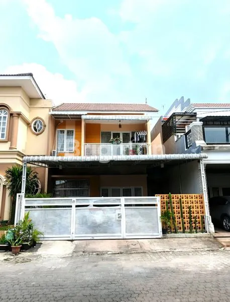 image DI JUAL RUMAH BAGUS - THE GRAND MENTENG INDAH - LEBAR 8 METER - FULL FURNISHED - KONDISI BAGUS TERAWAT - TITIK LOKASI PREMIUM (1)