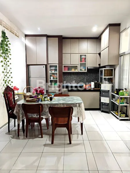 image DI JUAL RUMAH BAGUS - THE GRAND MENTENG INDAH - LEBAR 8 METER - FULL FURNISHED - KONDISI BAGUS TERAWAT - TITIK LOKASI PREMIUM (3)