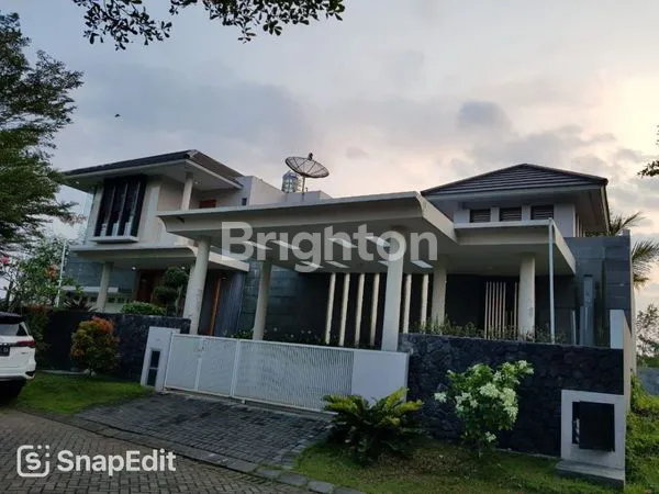 RUMAH MEWAH 2 LANTAI + KOLAM RENANG DI ARAYA, DEKAT BINUS MALANG