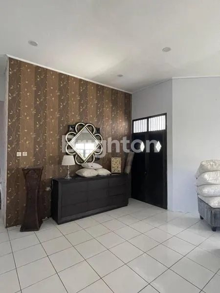 image RUMAH KONSEP VILLA DIPINGGIR JALAN DEKAT UNIVERSITAS MULIA (3)