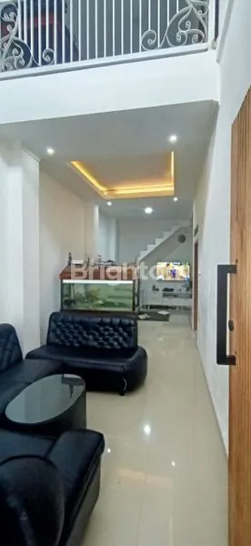 RUMAH DI KOMPLEK PERMATA REGENCY