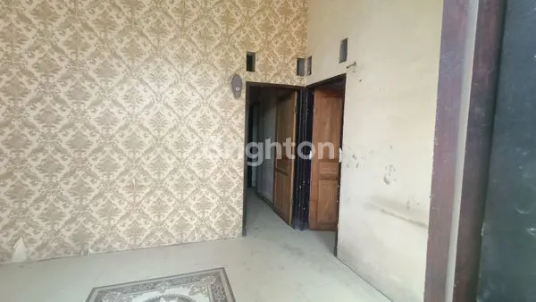 image RUMAH DAN TEMPAT USAHA DI RING ROAD MOJOSONGO (2)