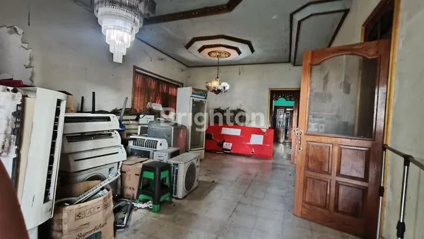 image RUMAH LAMA TENGAH KOTA KEDIRI – DEKAT MALL & AREA BISNIS KEDIRI KOTA (3)