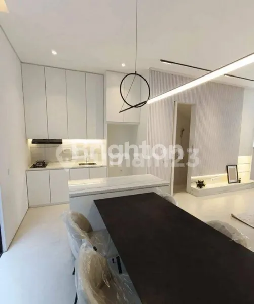 image RUMAH MODERN DI SUTOREJO UTARA JALAN UTAMA, FULL FURNISH DENGAN KONSEP TERKINI (5)