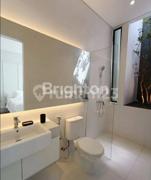 image RUMAH MODERN DI SUTOREJO UTARA JALAN UTAMA, FULL FURNISH DENGAN KONSEP TERKINI (8)