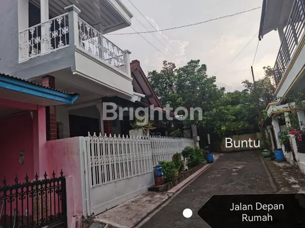 RUMAH DI DAERAH SEMARANG ATAS DI AREA PEMUKIMAN YANG GUYUP, AMAN, NYAMAN