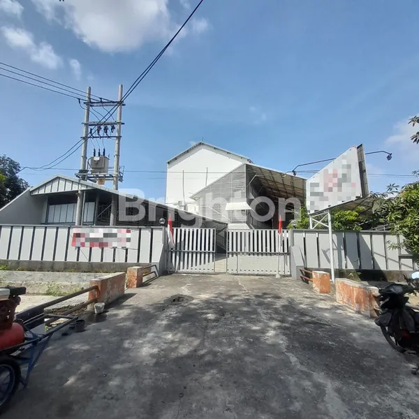 BANGUNAN DI RAYA KUTISARI, SURABAYA