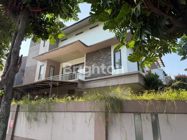 JUAL/SEWA RUMAH 3 LANTAI DI PERUMAHAN SINGGASANA, BANDUNG